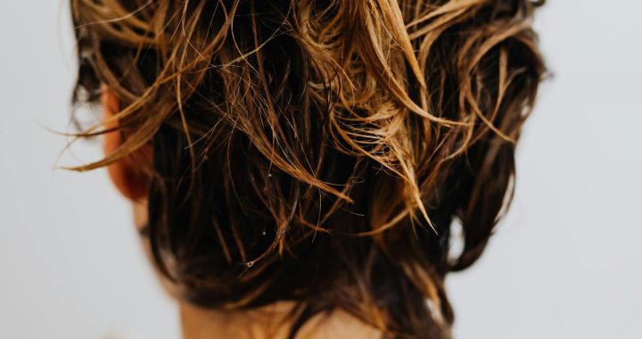 Yaz Aylarında Saç Bakımı: Sağlıklı ve Parlak Saçlar İçin İpuçları